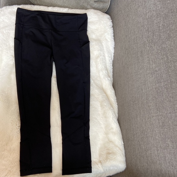 Lululemon leggings. Black. Size 4. Side Pockets - Picture 4 of 5